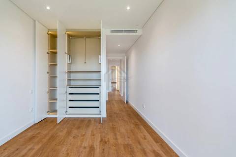 Apartamento T3 com parqueamento e arrecadação - Montijo