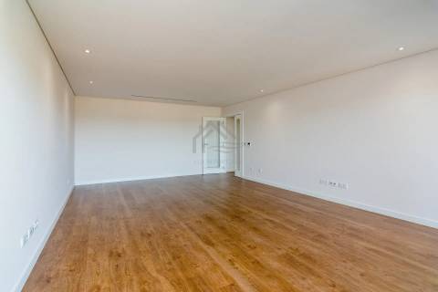 Apartamento T3 com box e arrecadação - Montijo
