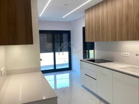 Apartamento T3 com box e arrecadação - Montijo