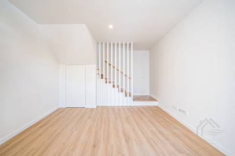 Apartamento T3+1 duplex com varanda - Alcochete