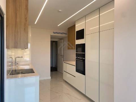 Apartamento T3 com parqueamento e arrecadação - Montijo