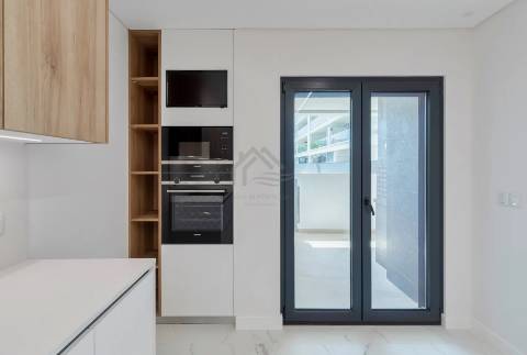 Apartamento T3 com parqueamento e arrecadação - Montijo