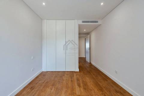 Apartamento T3 com parqueamento e arrecadação - Montijo