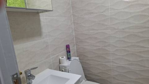 Andar T2 com reabilitação recente e acabamentos modernos | Cozinha equipada | 2 WC´s | 1º Andar | Zona Central do Alto Seixalinho