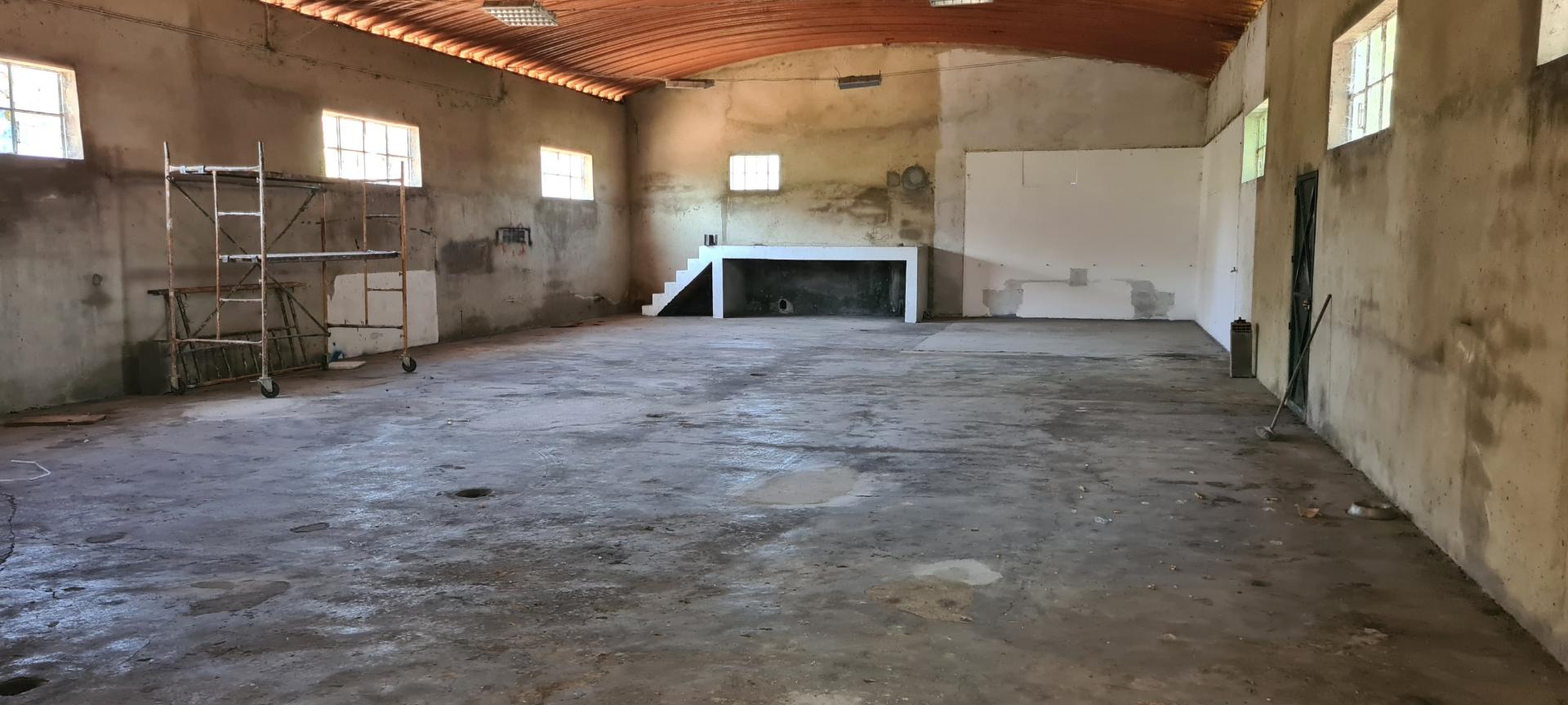 Armazém amplo c/ 350 m2 | Instação p/ escritorio/ residência | Logradouro | Furo | Vedado | Zona c/ excelentes acessibilidades