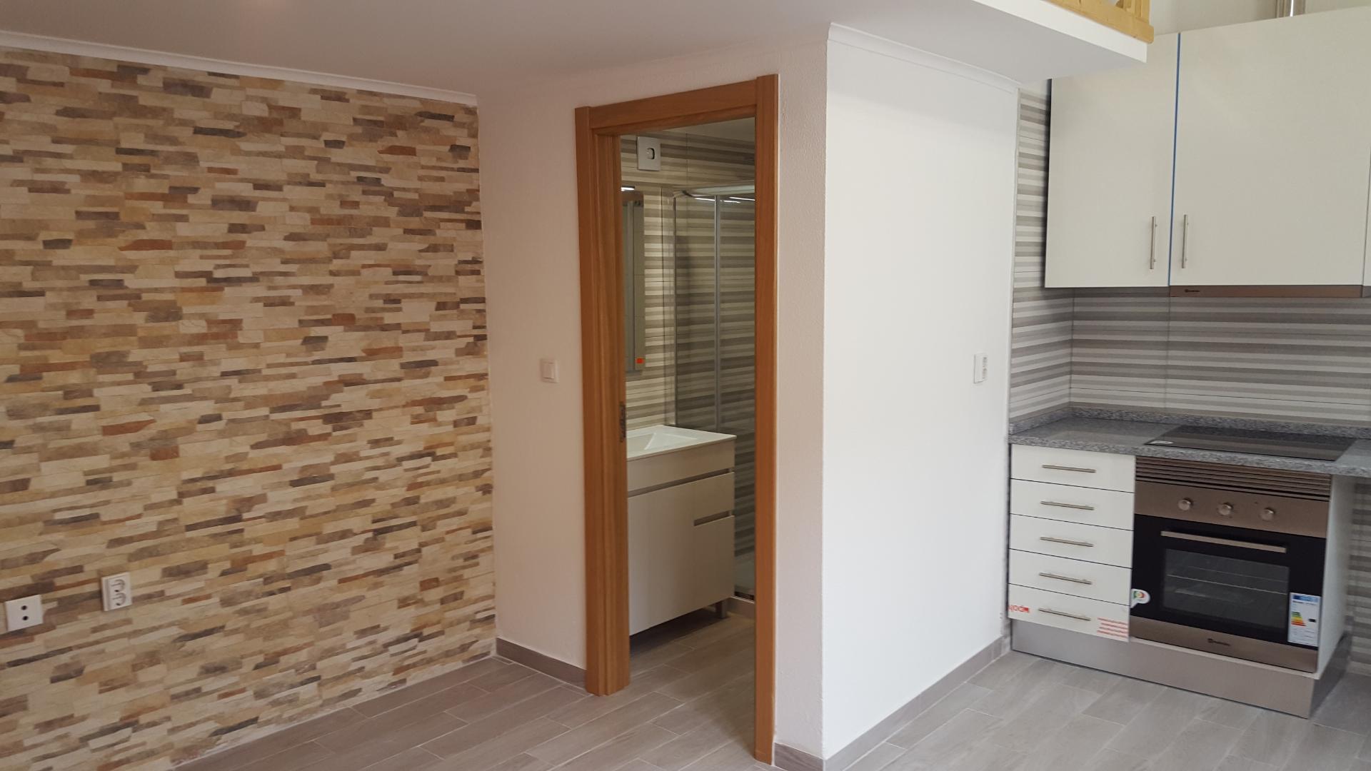 Moradia geminada tipo estúdio junto ao Continente do Barreiro | Remodelação Recente | Cozinha semiequipada