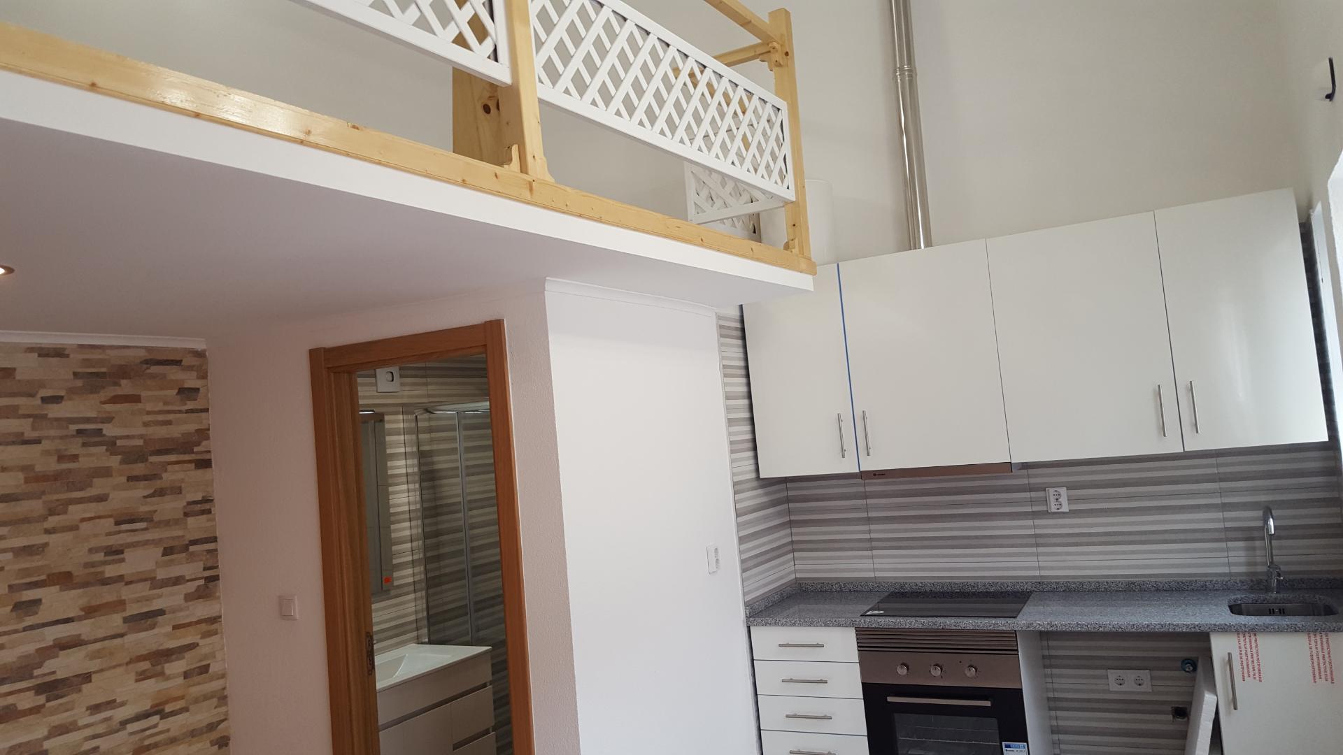 Moradia geminada tipo estúdio junto ao Continente do Barreiro | Remodelação Recente | Cozinha semiequipada