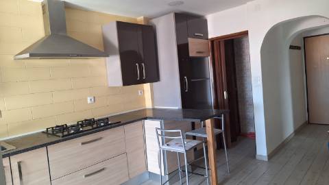 Andar T2 em bom estado de conservação | Prédio de qualidade c/ elevadores | Cozinha equipada | Junto à estação de barcos e comboios | Vistas Panorâmicas sobre o Rio e Cidade !!!
N.B.: Imóvel c/ Inquilino c/ Renda atualizada