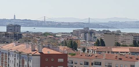 Andar T2 em bom estado de conservação | Prédio de qualidade c/ elevadores | Cozinha equipada | Junto à estação de barcos e comboios | Vistas Panorâmicas sobre o Rio e Cidade !!!
N.B.: Imóvel c/ Inquilino c/ Renda atualizada