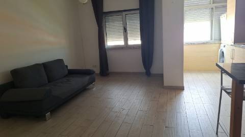 Andar T2 em bom estado de conservação | Prédio de qualidade c/ elevadores | Cozinha equipada | Junto à estação de barcos e comboios | Vistas Panorâmicas sobre o Rio e Cidade !!!
N.B.: Imóvel c/ Inquilino c/ Renda atualizada