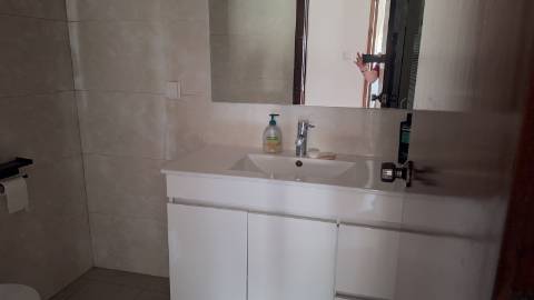 Andar T2 em bom estado de conservação | Prédio de qualidade c/ elevadores | Cozinha equipada | Junto à estação de barcos e comboios | Vistas Panorâmicas sobre o Rio e Cidade !!!
N.B.: Imóvel c/ Inquilino c/ Renda atualizada