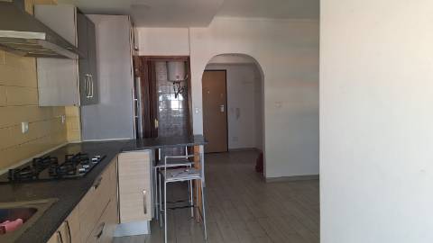 Andar T2 em bom estado de conservação | Prédio de qualidade c/ elevadores | Cozinha equipada | Junto à estação de barcos e comboios | Vistas Panorâmicas sobre o Rio e Cidade !!!
N.B.: Imóvel c/ Inquilino c/ Renda atualizada