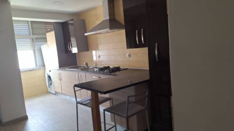 Andar T2 em bom estado de conservação | Prédio de qualidade c/ elevadores | Cozinha equipada | Junto à estação de barcos e comboios | Vistas Panorâmicas sobre o Rio e Cidade !!!
N.B.: Imóvel c/ Inquilino c/ Renda atualizada