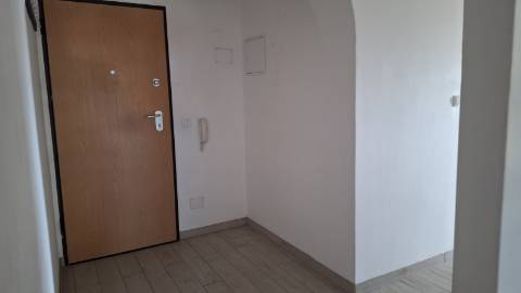 Andar T2 em bom estado de conservação | Prédio de qualidade c/ elevadores | Cozinha equipada | Junto à estação de barcos e comboios | Vistas Panorâmicas sobre o Rio e Cidade !!!
N.B.: Imóvel c/ Inquilino c/ Renda atualizada