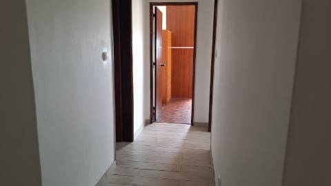 Andar T2 em bom estado de conservação | Prédio de qualidade c/ elevadores | Cozinha equipada | Junto à estação de barcos e comboios | Vistas Panorâmicas sobre o Rio e Cidade !!!
N.B.: Imóvel c/ Inquilino c/ Renda atualizada