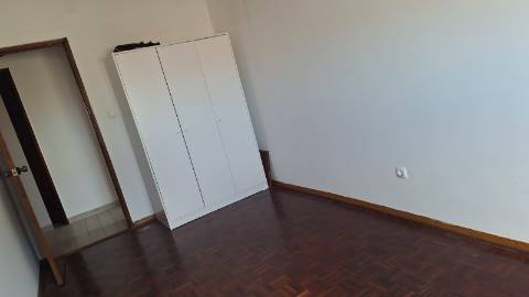 Andar T2 em bom estado de conservação | Prédio de qualidade c/ elevadores | Cozinha equipada | Junto à estação de barcos e comboios | Vistas Panorâmicas sobre o Rio e Cidade !!!
N.B.: Imóvel c/ Inquilino c/ Renda atualizada