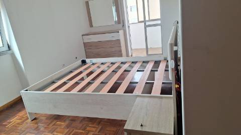 Andar T2 em bom estado de conservação | Prédio de qualidade c/ elevadores | Cozinha equipada | Junto à estação de barcos e comboios | Vistas Panorâmicas sobre o Rio e Cidade !!!
N.B.: Imóvel c/ Inquilino c/ Renda atualizada