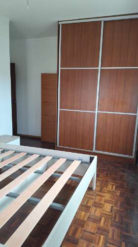 Andar T2 em bom estado de conservação | Prédio de qualidade c/ elevadores | Cozinha equipada | Junto à estação de barcos e comboios | Vistas Panorâmicas sobre o Rio e Cidade !!!
N.B.: Imóvel c/ Inquilino c/ Renda atualizada