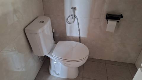 Andar T2 em bom estado de conservação | Prédio de qualidade c/ elevadores | Cozinha equipada | Junto à estação de barcos e comboios | Vistas Panorâmicas sobre o Rio e Cidade !!!
N.B.: Imóvel c/ Inquilino c/ Renda atualizada