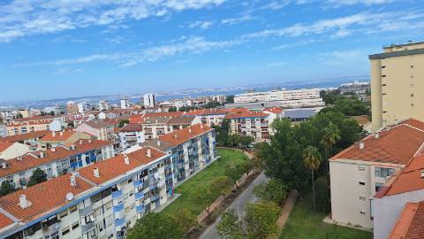Andar T2 em bom estado de conservação | Prédio de qualidade c/ elevadores | Cozinha equipada | Junto à estação de barcos e comboios | Vistas Panorâmicas sobre o Rio e Cidade !!!
N.B.: Imóvel c/ Inquilino c/ Renda atualizada