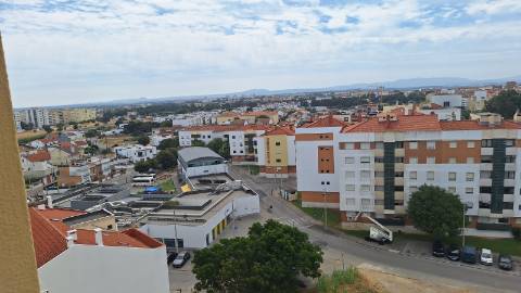 Andar T2 em bom estado de conservação | Prédio de qualidade c/ elevadores | Cozinha equipada | Junto à estação de barcos e comboios | Vistas Panorâmicas sobre o Rio e Cidade !!!
N.B.: Imóvel c/ Inquilino c/ Renda atualizada
