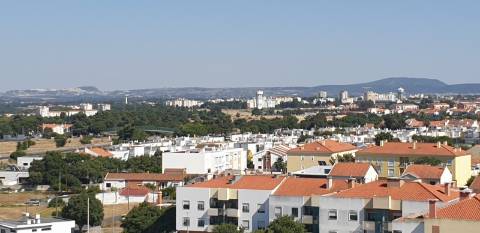 Andar T2 em bom estado de conservação | Prédio de qualidade c/ elevadores | Cozinha equipada | Junto à estação de barcos e comboios | Vistas Panorâmicas sobre o Rio e Cidade !!!
N.B.: Imóvel c/ Inquilino c/ Renda atualizada