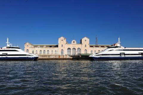Andar T2 em bom estado de conservação | Prédio de qualidade c/ elevadores | Cozinha equipada | Junto à estação de barcos e comboios | Vistas Panorâmicas sobre o Rio e Cidade !!!
N.B.: Imóvel c/ Inquilino c/ Renda atualizada