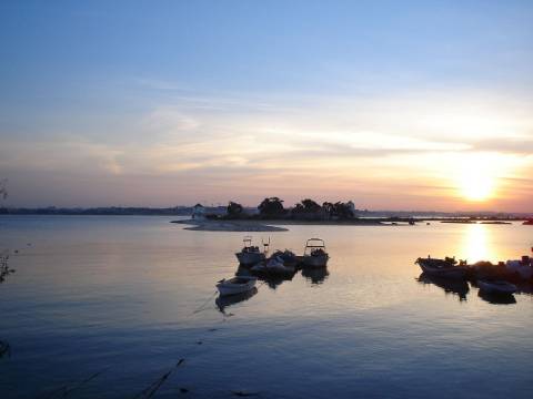 Andar T2 em bom estado de conservação | Prédio de qualidade c/ elevadores | Cozinha equipada | Junto à estação de barcos e comboios | Vistas Panorâmicas sobre o Rio e Cidade !!!
N.B.: Imóvel c/ Inquilino c/ Renda atualizada
