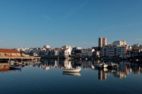 Andar T2 em bom estado de conservação | Prédio de qualidade c/ elevadores | Cozinha equipada | Junto à estação de barcos e comboios | Vistas Panorâmicas sobre o Rio e Cidade !!!
N.B.: Imóvel c/ Inquilino c/ Renda atualizada
