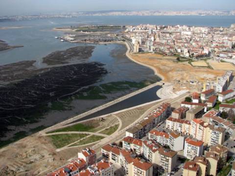 Andar T2 em bom estado de conservação | Prédio de qualidade c/ elevadores | Cozinha equipada | Junto à estação de barcos e comboios | Vistas Panorâmicas sobre o Rio e Cidade !!!
N.B.: Imóvel c/ Inquilino c/ Renda atualizada