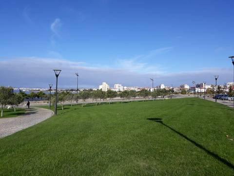 Andar T2 em bom estado de conservação | Prédio de qualidade c/ elevadores | Cozinha equipada | Junto à estação de barcos e comboios | Vistas Panorâmicas sobre o Rio e Cidade !!!
N.B.: Imóvel c/ Inquilino c/ Renda atualizada