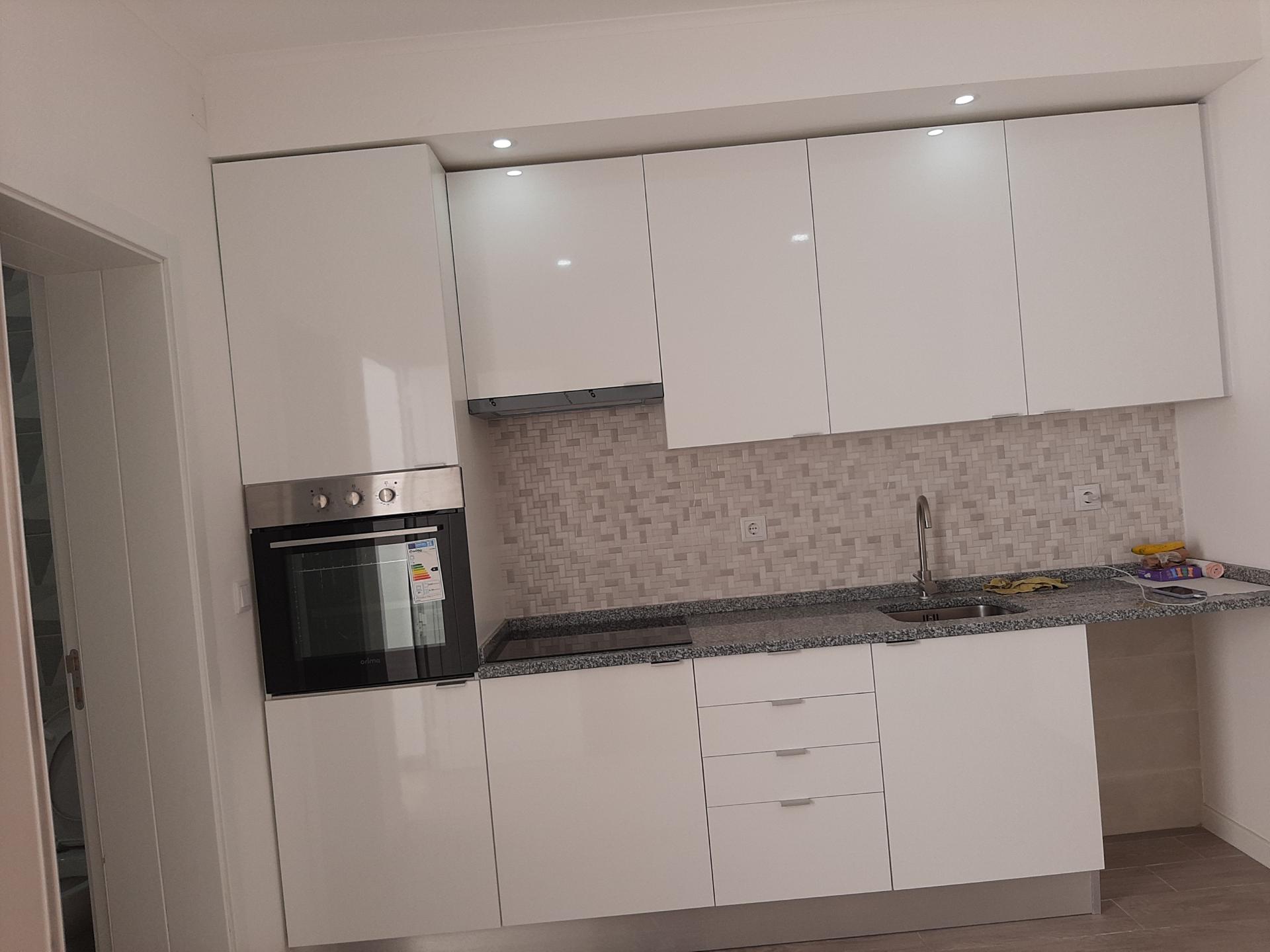 Andar T1 no Centro da Baixa da Banheira c/ pequeno terraço, cozinha semi-equipada | Reabilitação recente em prédio c/ apenas 4 Inquilinos totalmente reabilitado.