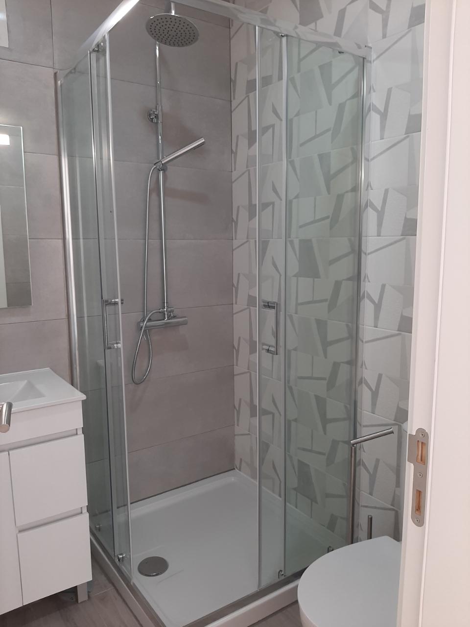Andar T1 no Centro da Baixa da Banheira c/ pequeno terraço, cozinha semi-equipada | Reabilitação recente em prédio c/ apenas 4 Inquilinos totalmente reabilitado.
