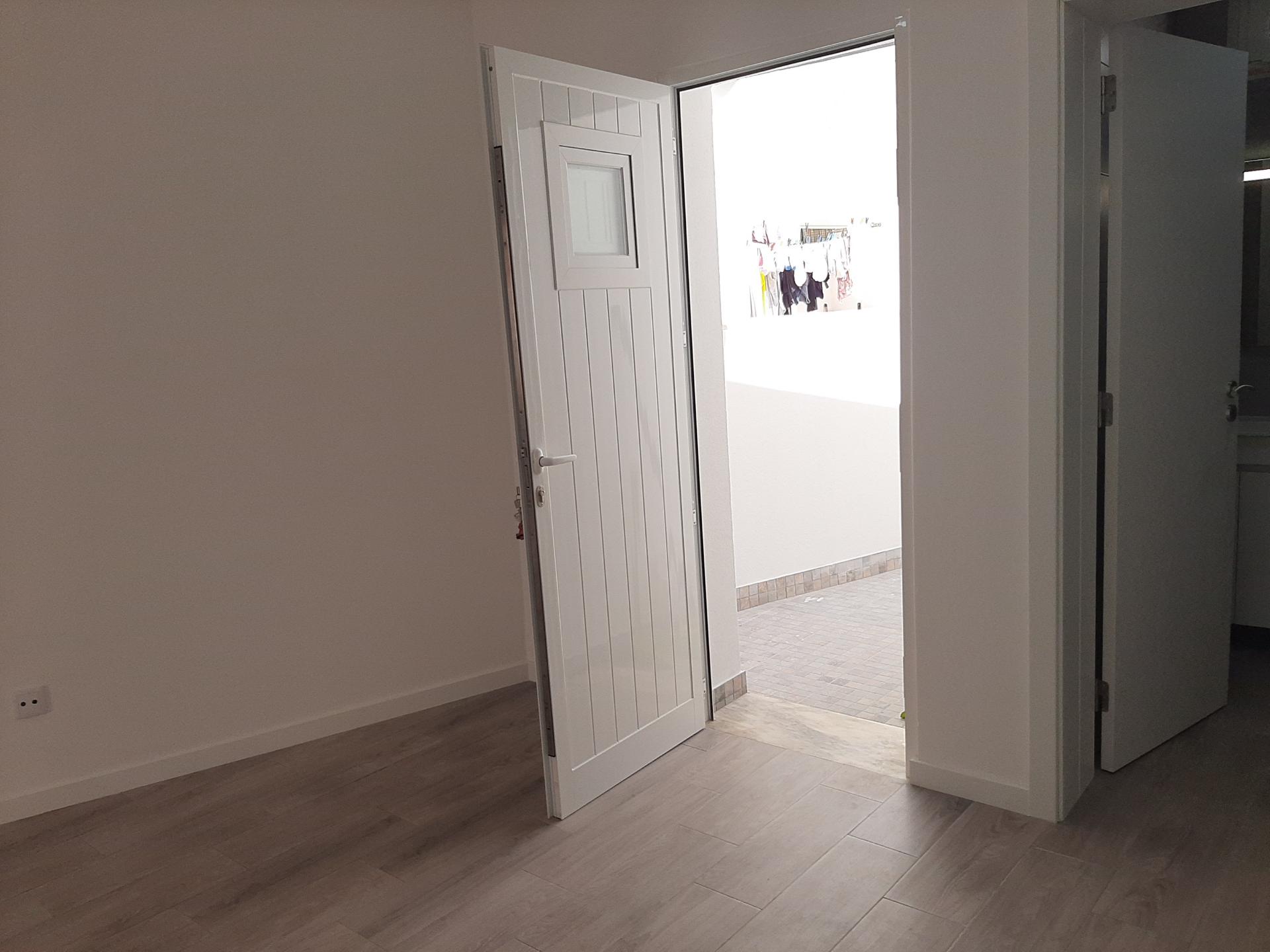 Andar T1 no Centro da Baixa da Banheira c/ pequeno terraço, cozinha semi-equipada | Reabilitação recente em prédio c/ apenas 4 Inquilinos totalmente reabilitado.