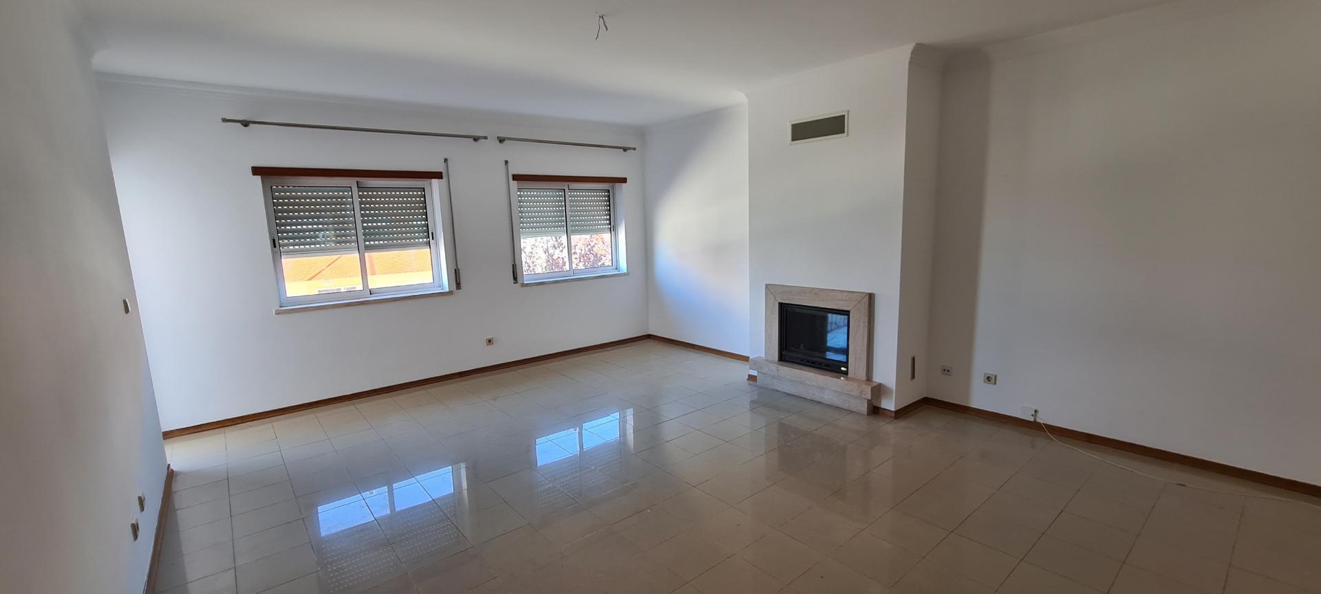 Andar T3 - 1º Andar, localizado no Centro do Samouco em prédio recente com apenas 6 Inquilinos | Arrecadação e Estacionamento Privativos na cave | Condomínio Privado | Excelentes vistas sobre o rio e Lisboa.