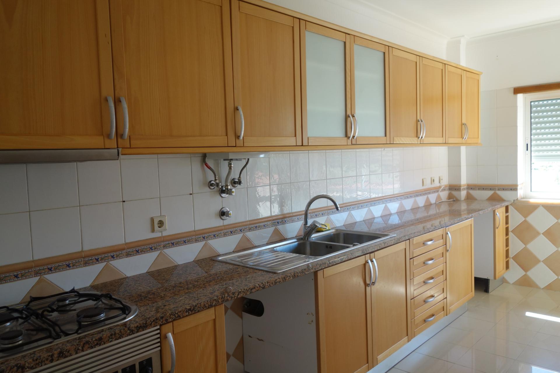 Andar T3 - 1º Andar, localizado no Centro do Samouco em prédio recente com apenas 6 Inquilinos | Arrecadação e Estacionamento Privativos na cave | Condomínio Privado | Excelentes vistas sobre o rio e Lisboa.