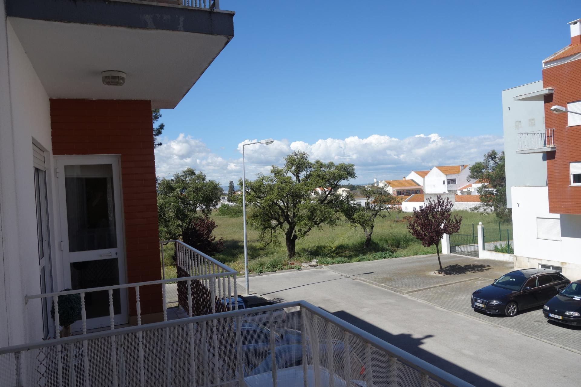 Andar T3 - 1º Andar, localizado no Centro do Samouco em prédio recente com apenas 6 Inquilinos | Arrecadação e Estacionamento Privativos na cave | Condomínio Privado | Excelentes vistas sobre o rio e Lisboa.