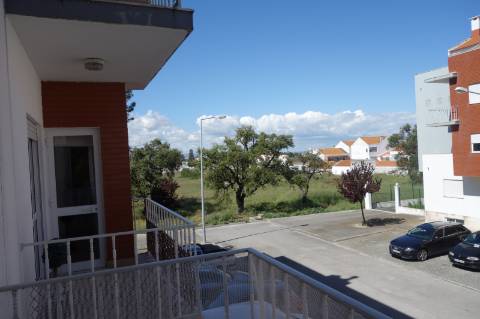 Andar T3 - 1º Andar, localizado no Centro do Samouco em prédio recente com apenas 6 Inquilinos | Arrecadação e Estacionamento Privativos na cave | Condomínio Privado | Excelentes vistas sobre o rio e Lisboa.