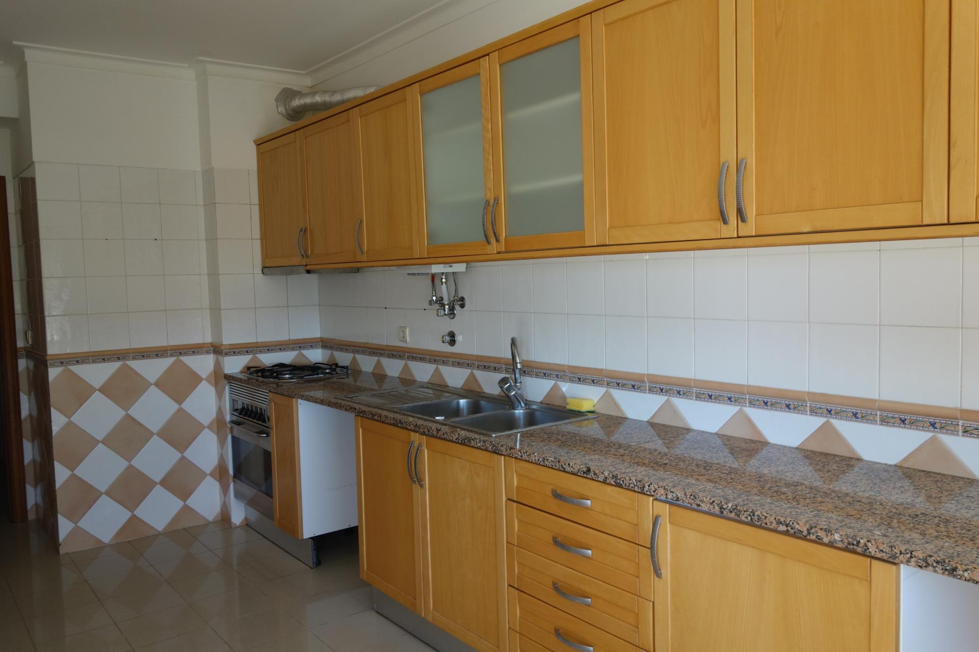 Andar T3 - 1º Andar, localizado no Centro do Samouco em prédio recente com apenas 6 Inquilinos | Arrecadação e Estacionamento Privativos na cave | Condomínio Privado | Excelentes vistas sobre o rio e Lisboa.