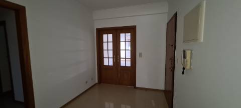 Andar T3 - 1º Andar, localizado no Centro do Samouco em prédio recente com apenas 6 Inquilinos | Arrecadação e Estacionamento Privativos na cave | Condomínio Privado | Excelentes vistas sobre o rio e Lisboa.