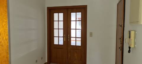 Andar T3 - 1º Andar, localizado no Centro do Samouco em prédio recente com apenas 6 Inquilinos | Arrecadação e Estacionamento Privativos na cave | Condomínio Privado | Excelentes vistas sobre o rio e Lisboa.