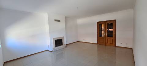 Andar T3 - 1º Andar, localizado no Centro do Samouco em prédio recente com apenas 6 Inquilinos | Arrecadação e Estacionamento Privativos na cave | Condomínio Privado | Excelentes vistas sobre o rio e Lisboa.