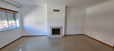 Andar T3 - 1º Andar, localizado no Centro do Samouco em prédio recente com apenas 6 Inquilinos | Arrecadação e Estacionamento Privativos na cave | Condomínio Privado | Excelentes vistas sobre o rio e Lisboa.