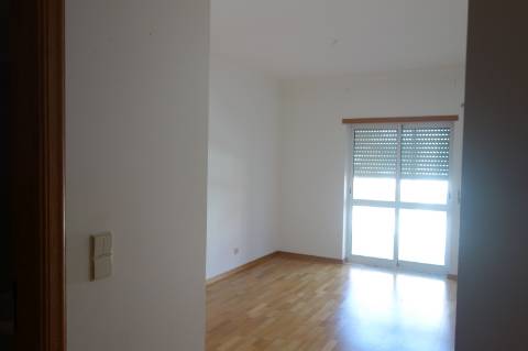 Andar T3 - 1º Andar, localizado no Centro do Samouco em prédio recente com apenas 6 Inquilinos | Arrecadação e Estacionamento Privativos na cave | Condomínio Privado | Excelentes vistas sobre o rio e Lisboa.