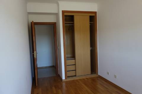 Andar T3 - 1º Andar, localizado no Centro do Samouco em prédio recente com apenas 6 Inquilinos | Arrecadação e Estacionamento Privativos na cave | Condomínio Privado | Excelentes vistas sobre o rio e Lisboa.