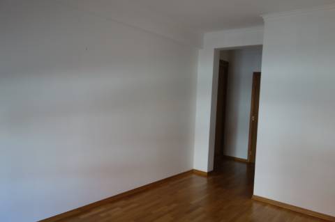 Andar T3 - 1º Andar, localizado no Centro do Samouco em prédio recente com apenas 6 Inquilinos | Arrecadação e Estacionamento Privativos na cave | Condomínio Privado | Excelentes vistas sobre o rio e Lisboa.