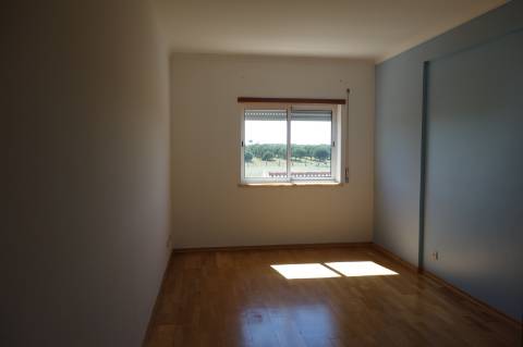 Andar T3 - 1º Andar, localizado no Centro do Samouco em prédio recente com apenas 6 Inquilinos | Arrecadação e Estacionamento Privativos na cave | Condomínio Privado | Excelentes vistas sobre o rio e Lisboa.