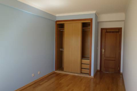 Andar T3 - 1º Andar, localizado no Centro do Samouco em prédio recente com apenas 6 Inquilinos | Arrecadação e Estacionamento Privativos na cave | Condomínio Privado | Excelentes vistas sobre o rio e Lisboa.