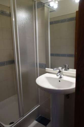 Andar T3 - 1º Andar, localizado no Centro do Samouco em prédio recente com apenas 6 Inquilinos | Arrecadação e Estacionamento Privativos na cave | Condomínio Privado | Excelentes vistas sobre o rio e Lisboa.