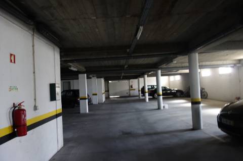 Andar T3 - 1º Andar, localizado no Centro do Samouco em prédio recente com apenas 6 Inquilinos | Arrecadação e Estacionamento Privativos na cave | Condomínio Privado | Excelentes vistas sobre o rio e Lisboa.